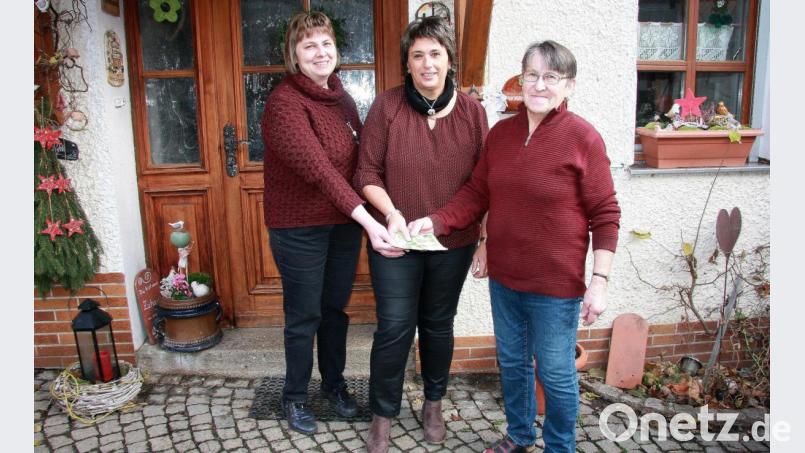 Angelika Wegmann freute sich für den Hospizdienst über eine Zuwendung in Höhe von 300 Euro. Wenige Tage vor Weihnachten bekam sie die Spende von Gabi Eichenseher (rechts) und Klaudia Tretter (links) im Namen der Erfahrungsgruppe &quot;Urlaub für Angler&quot; überreicht. Bild: wro