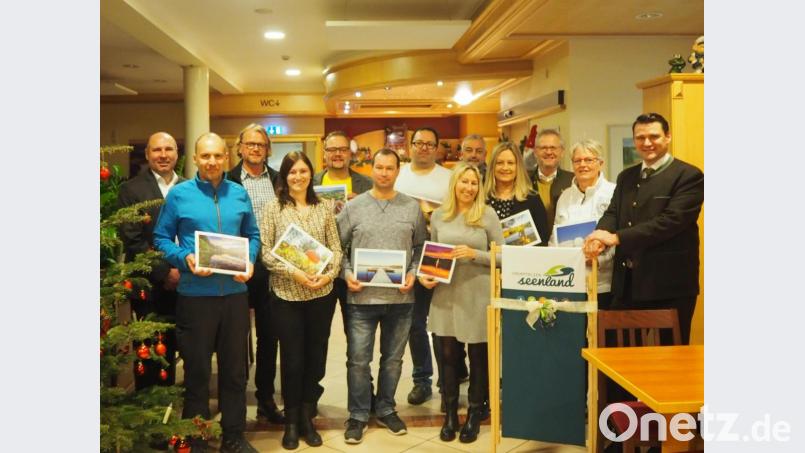 Die Gewinner des Fotowettbewerbs präsentieren stolz ihre Bilder. Bild: Rückerl, Lena