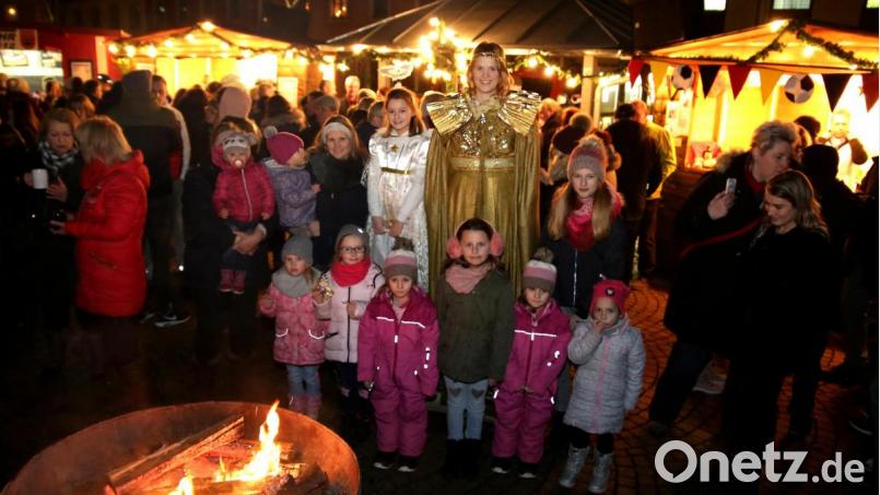 Das erste Flosser Christkind Patricia Paukner hatte an diesem Abend viele Fototermine. Bild: mef