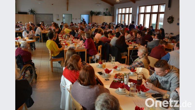 Blick in den vollbesetzten Saal der Stiftlandwerkstätten. Bild: jr