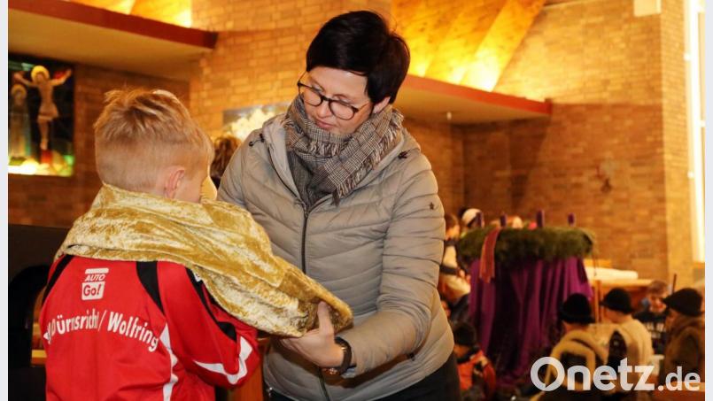 Sandra Schieder kleidet einen der Weisen aus dem Morgenland ein. Bild: Gerhard Götz