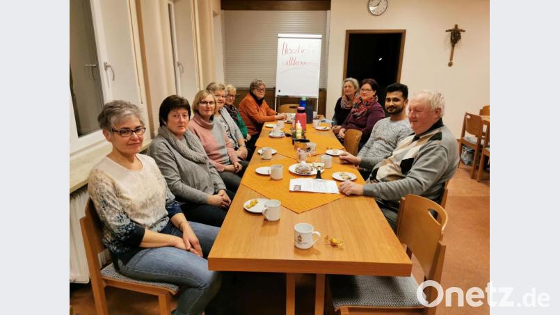 Pfarrer Erwin Bauer und Pfarrvikar Bivin dankten den Frauen für ihren ehrenamtlichen Dienst am Nächsten. Bild: gz