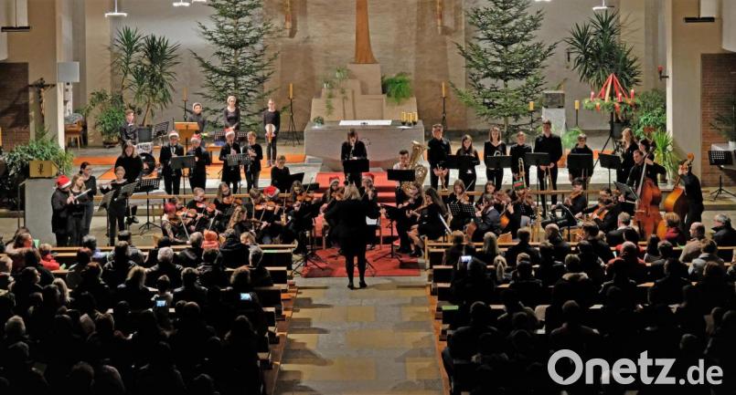 Einer der Höhepunkte des Konzerts ist der swingende &quot;Sleigh Ride&quot; , den das Symphonieorchester unter der Leitung von Stefanie Schreyer brilliant vorträgt. Bild: twi