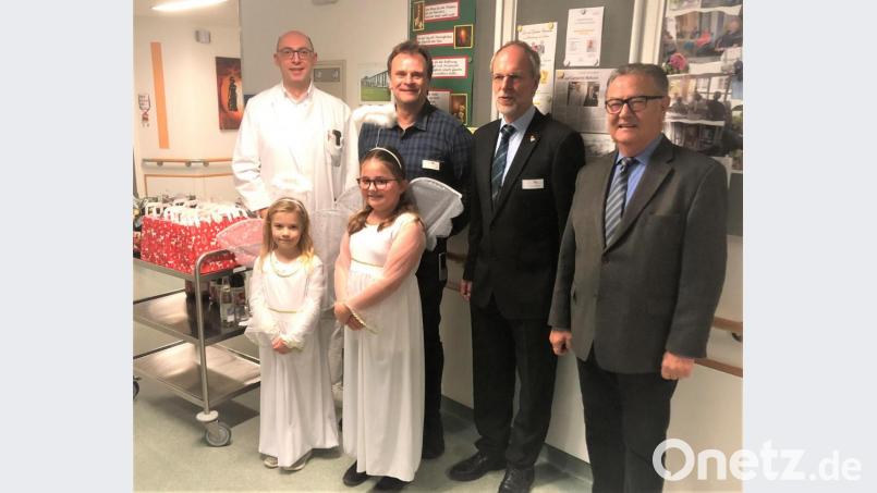 Auch beim Weihnachtsrundgang in Auerbach freuten sich die Patienten der St.-Johannes-Klinik über kleine Aufmerksamkeiten. Bild: exb
