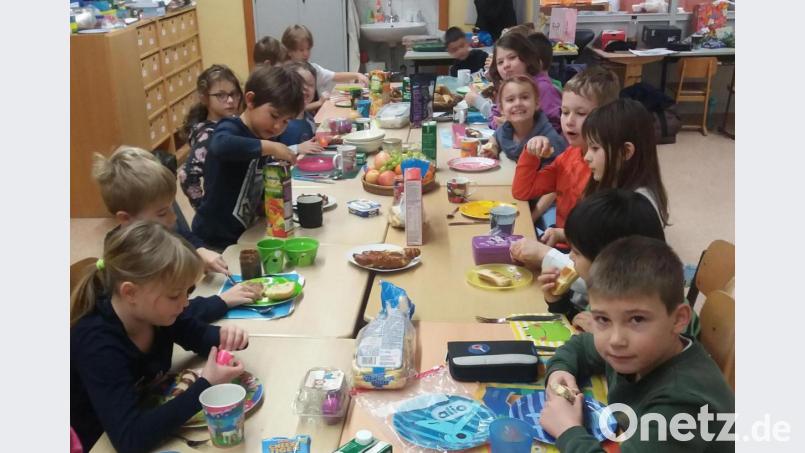Die Eltern sorgten dafür, dass die Grundschüler nach der Lesenacht ein opulentes Frühstück bekamen. Bild: e