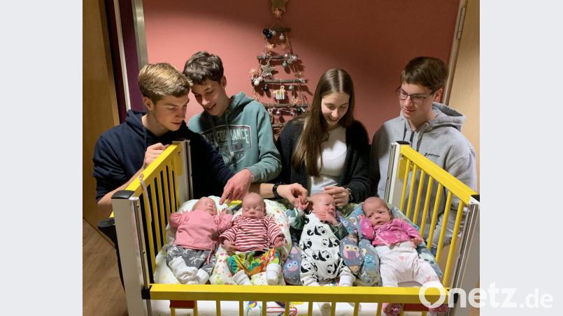 Die 18-jährigen Vierlinge (von links) Thomas, David, Laura und Florian freuen sich über die kleinen Vierlinge (von links) Ina, Hanna, Noah und Finja. Bild: Bianca Dotzer