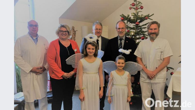 Im St.-Anna-Krankenhaus in Sulzbach-Rosenberg schwebten traditionsgemäß nach dem Gottesdienst die Engel und der Landrat ein. Bild: exb