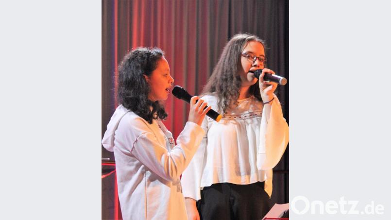Malia Davis (links) und Anne Dünzl gelingt eine berührende Cover-Version von Leonard Cohens &quot;Hallelujah&quot;. Bild: stg