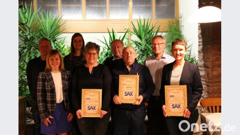 Die Inhaber Birgit Sax-Goldmann (links) und Manfred Sax (Zweiter von rechts) ehren sechs treue Mitarbeiter. Bild: exb