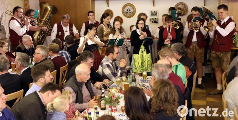 Die Stadtkapelle spielt beim Weißwurstfrühschoppen zünftig auf: Kurz und herzlich begrüßt Richard Tischler am Samstag seine Gäste zur Geburtstagsfeier. Dann ist Geselligkeit angesagt. Bild: GERHARD GOETZ