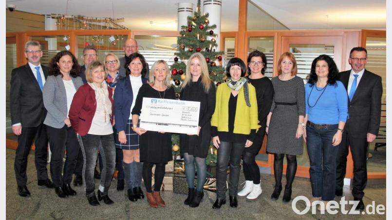 Die Raiffeisenbank-Vorstände Robert Haubner (links) und Joachim Geyer (rechts) konnten insgesamt 10.600 Euro an die Schulen im Geschäftsbereich überreichen. Bild: stg