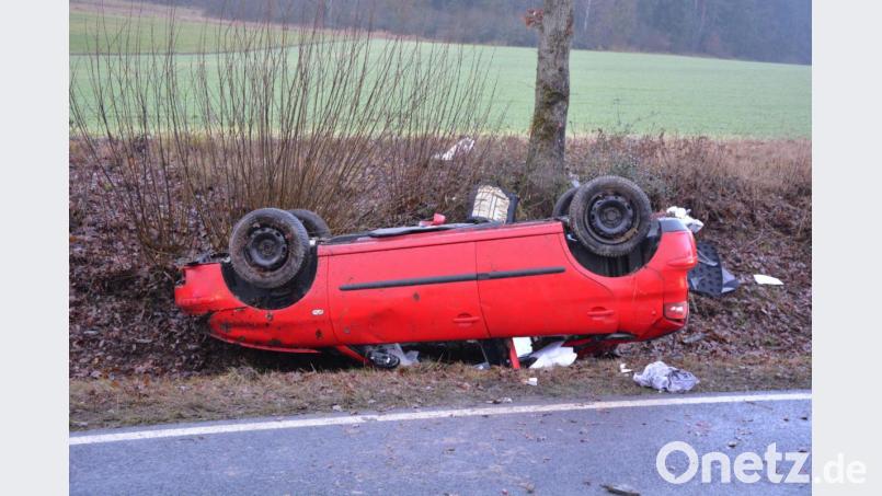 Der rote Seat Ibiza landete im angrenzenden Straßengraben auf dem Dach, nachdem er sich überschlagen hatte. Nach Mitteilung der PI Waldsassen ist die Unfallursache unbekannt. Bild: jr