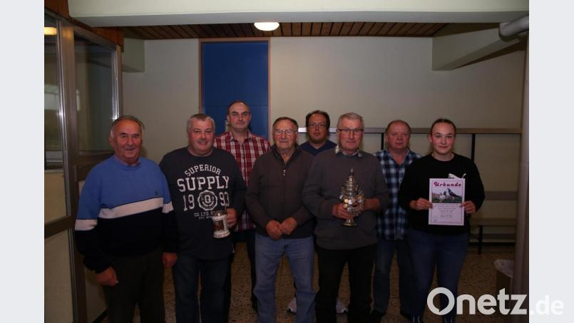Die Meister aus der Gemeinschaftsmeisterschaft (von links): Erich Grassler, Josef Gradl, Josef Opl, Erich Roggenhofer, Martin Dotzler (Vorsitzender 5042), Hans Zilbauer, Helmut Scharl (Vorsitzender 5133) und Antonia Opl. Bild: egl