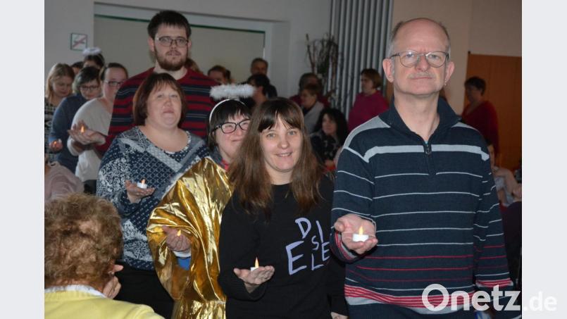 Mit dem Lichtertanz der Sportgruppe wurde die Weihnachtsfeier der Selbsthilfegruppe Behinderte und Nichtbehinderte eröffnet. Bild: jr