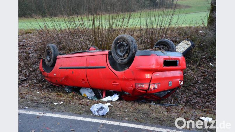 Der rote Seat Ibiza landete im angrenzenden Straßengraben auf dem Dach, nachdem er sich überschlagen hatte. Nach Mitteilung der PI Waldsassen ist die Unfallursache unbekannt. Bild: jr