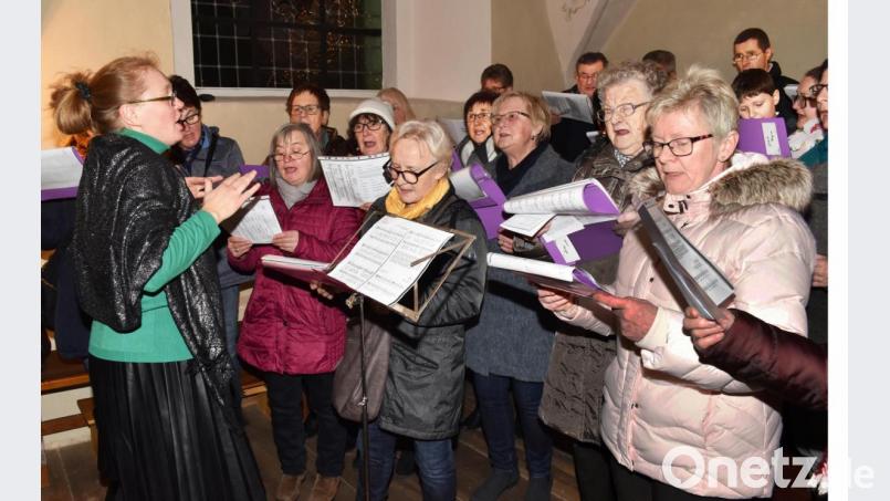 Zahlenmäßig stark, aber auch stimmgewaltig präsentierten sich die Kirchenchöre unter der Leitung von Julia Schmidt. Bild: no