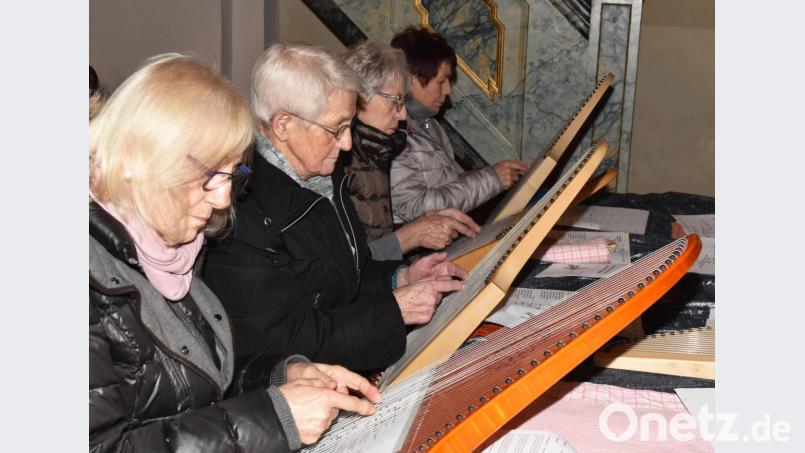 Ein fester Bestandteil des Adventssingens und Musizierens in Illschwang ist alljährlich die Veeh-Harfengruppe mit staaden Weisen. Bild: no