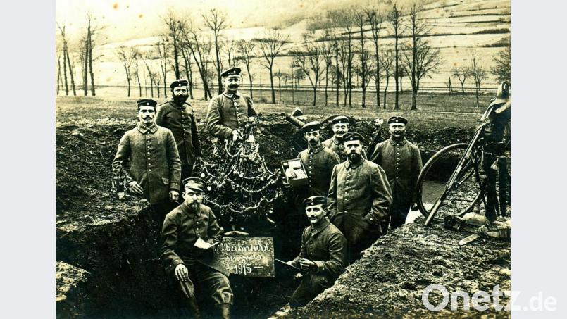 Johann Jobst (mit der Kiste in Hand) an Weihnachten 1915 in Frankreich. Bild: exb