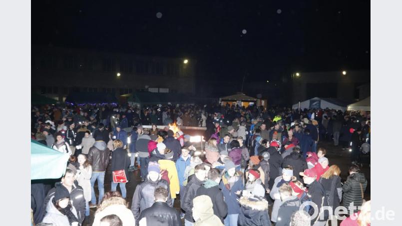 Eine unübersehbare Menge von Besuchern machte sich am Sonntagabend auf den Weg zur Hochofen-Plaza. Bild: mfh