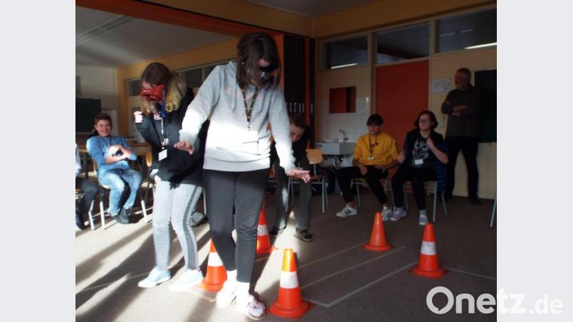 Mit „Rauschbrillen“ erleben Schüler in einem Laufparcours, wie sich Alkohol oder andere berauschende Mittel im Straßenverkehr auswirken. Bild: Högl