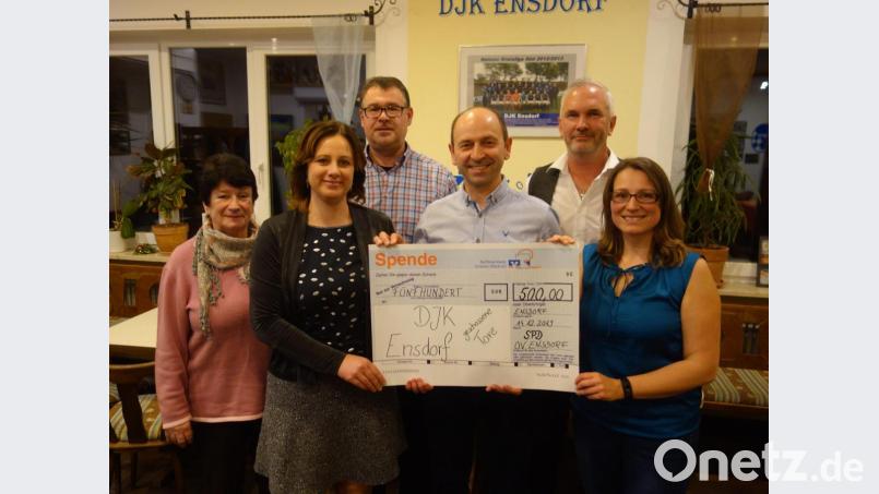 Rita Thomas, DJK-Kassier Susanne Buhl, SPD-Vorsitzender Hans Ram, Abteilungsleiterin Nicole Kopp (vorn, von links) sowie die DJK-Vorsitzenden Christian Scharl und Markus Bauer (hinten, von links) bei der Spendenübergabe. Bild: tra