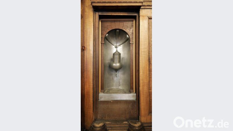 Hinter der „geheimen“ Tür findet sich eine Nische mit Wasserkanne und Becken. Bild: Wolfgang Steinbacher