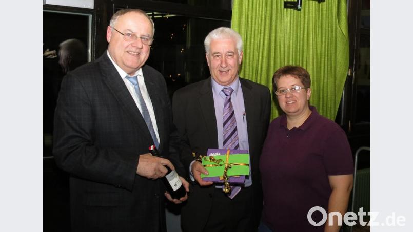 Mit einem Wellnessgutschein dankte Vizepräsidentin Andrea Glaubitz Stadtverbandspräsident Reinhard Meier (Mitte) für die vielen wahrgenommenen Sporttermine. Bürgermeister Lothar Höher wurde mit einer Flasche Wein bedacht. Bild: Dobmeier Bild: Dobmeier