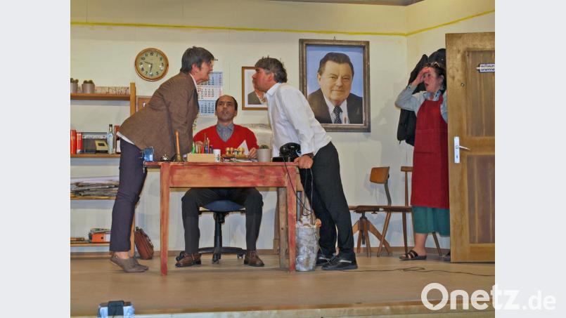 Schon in der Generalprobe wird’s turbulent. Hier geraten gerade Scholastika Loderbauer (Regina Schnabel) und Bürgermeister Franz-Josef Dimpflmayr (Gerhard Fleischmann) aneinander. Da sind Beamter Jakob Studerer (Armin Hofrichter) und des Bürgermeister Ehefrau Marianne baff. Bild: sön