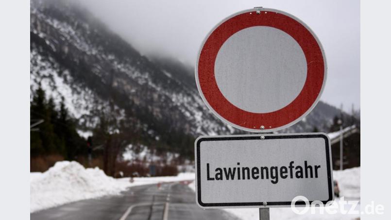 Ein Schild weist auf Lawinengefahr hin. Bild: Angelika Warmuth/dpa