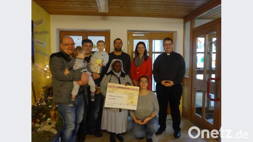 Bei der Spendenübergabe durfte ein Erinnerungsbild nicht fehlen. Im Bild von links Familie Bauer mit Lias und Lina, hinten von rechts Kaplan Daniel Fenk, Sabrina Wenzl und Tobias Steinhauser vom Elternbeirat. Vorne von rechts: Kinderhausleiterin Monika Zeitler, und Schwester Justine vom Kloster. Bild: Katholisches Kinderhaus Tirschenreuth/exb