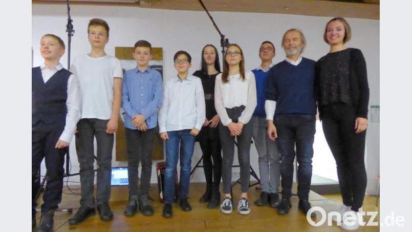 Die jungen Pianisten zusammen mit Musiklehrer Karl- Heinz Kuhl (Zweiter von rechts) und Violinistin Johanna Baumann (rechts) liefern einen grandiosen Einstieg ins Beethoven-Jahr ab. Bild: Schönberger, Ferdinand [fsb]