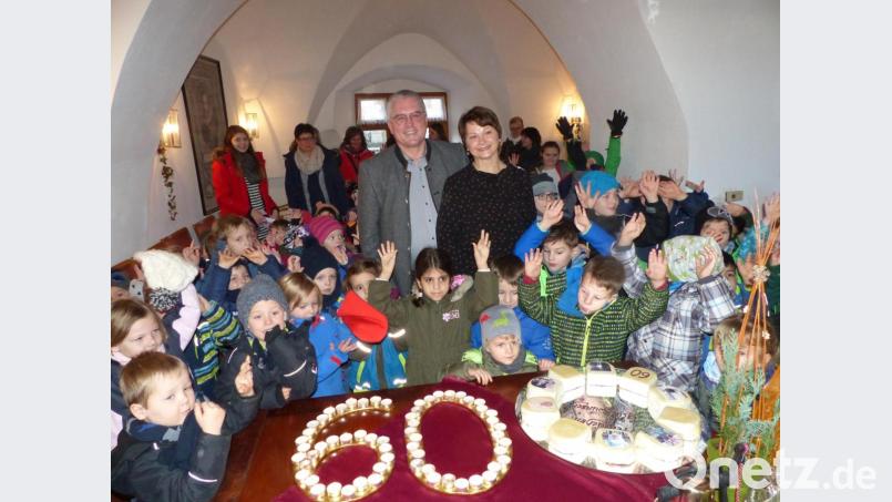 Nach einer Strategiesitzung des Kinderstadtrats lassen die Buben und Mädchen des Kindergarten St. Martin "ihren" Bürgermeister hochleben. Auch der Franziskuskindergarten brachte ihm ein Ständchen. Bild: Völkl