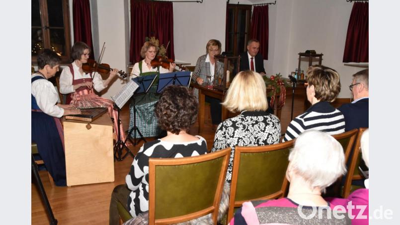Das Trio &quot;Kreizderquer&quot;, sowie Sabine Guhl und Oberbürgermeister Kurt Seggewiß bescherten den Bürgern im Kulturzentrum Hans Bauer einen adventlichen Abend. Bild: hcz