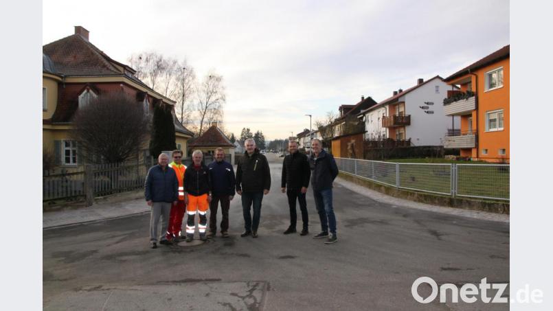 Über den Baufortschritt freuen sich (von links) Zweiter Bürgermeister Reinhard Naber, Bauhofmitarbeiter Thomas Löw, Polier Jürgen Fürst, Bauhofleiter Volkmar Sirtl, Bürgermeister Uli Roth, Johannes Schaumberger und Planer Wolfgang Kraus Bild: den
