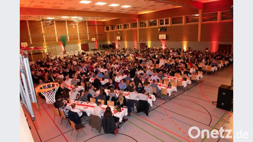 So sieht Zusammenhalt aus: 570 engagierte Mitarbeiter kommen zur Jahresabschlussfeier ihrer Firma und genießen die Zeit. Bild: Markgraf GmbH/exb