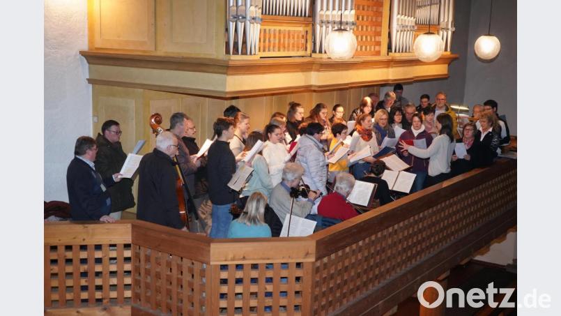 Projektchor mit Dirigentin Manuela Grünauer Bild: fvo