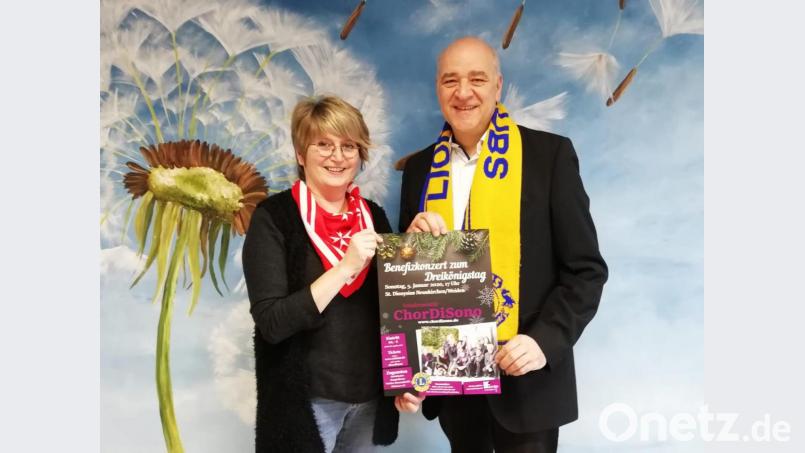 Christian Kick vom Lionsclub Neustadt/WN-Lobkowitz und Sänger bei ChorDiSono und Elke Lauterbach, Leitung des Ambulanten Hospizdienstes Malteser e.V., präsentieren gemeinsam das Plakat zum anstehenden Benefizkonzert. Bild: exb