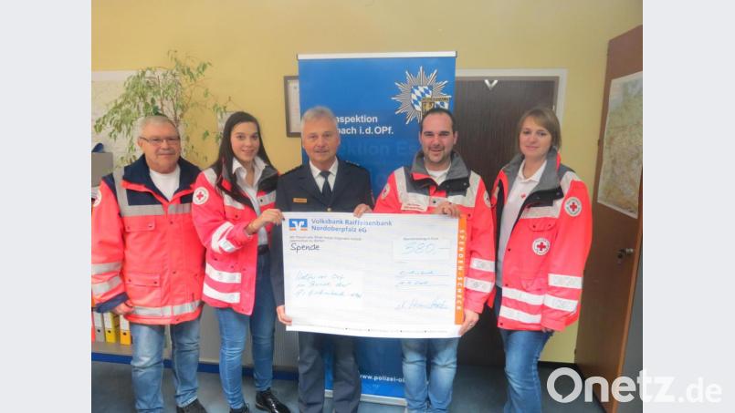 Werner Stopfer, Dienststellenleiter der Eschenbacher Polizei (Mitte) gibt die Kollekte von Polizisten an die Helfer vor Ort Horst Priebe (Neustadt am Kulm, von links), Lena Schreglmann (Grafenwöhr), Florian Eibl (Pressath) und Alexandra Kummer (Kaltenbrunn) weiter. Bild: exb/Polizei