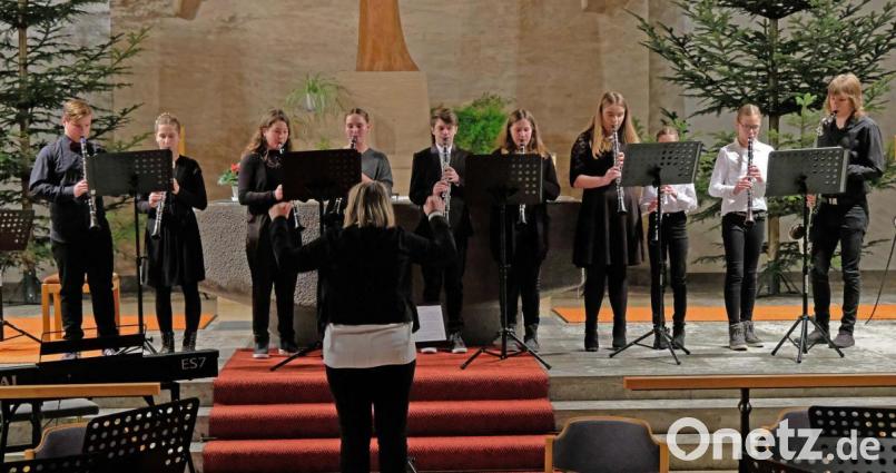 Das von Michaela Lippert geleitete Klarinettenensemble spielte mit feinem Klang die &quot;Romanian Christmas Suite&quot; Bild: twi