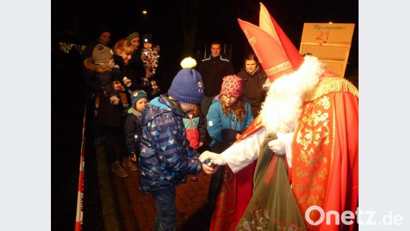 Der Nikolaus beschenkt die Kinder. Bild:  bk