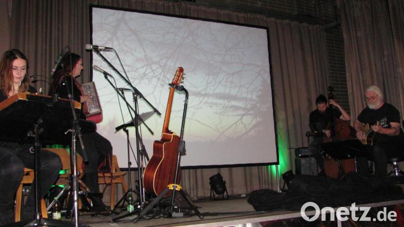 Susanne und Tanja Raith, Phillipp Zimmermann und Andi Blaimer( von links) sorgten am Samstag in der Mehrzweckhalle mit Musik und Gesang teilweise für Heiterkeit aber noch mehr für Besinnung auf den wirklichen Sinn von Advent und Weihnachten. Bild: sei