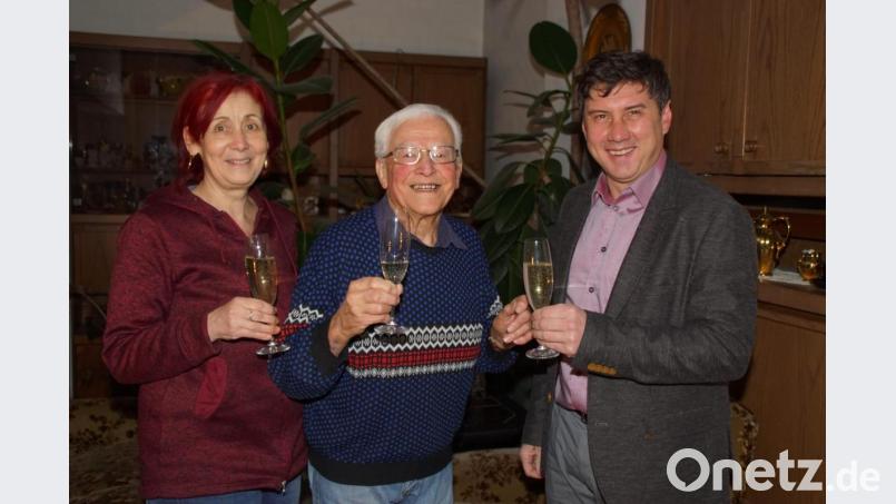 Ein Prosit auf den 85. Geburtstag: Roland Jentzsch mit Bürgermeister Gerald Reiter und seiner Tochter Annette an seinem 85. Geburtstag. Bild: mmj