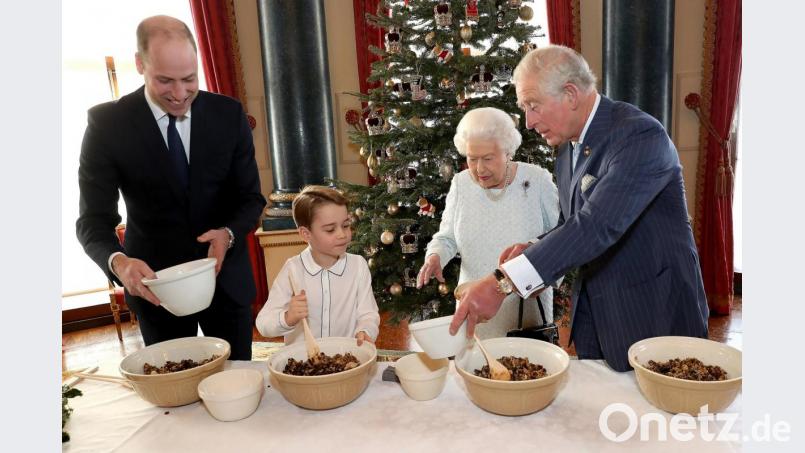 Der kleine Prinz George hat die volle Aufmerksamkeit seines Vaters Prinz William (links), seiner Urgroßmutter Königin Elizabeth II. und seines Großvaters Prinz Charles. Bild:  Chris Jackson/Press Association Images/dpa