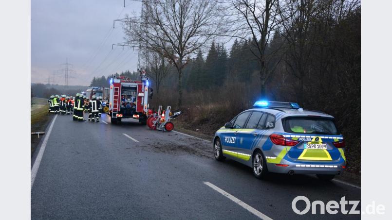 Unfall auf der Staatsstraße Konnersreuth nach Mitterteich am Samstagvormittag. Während der Bergungsarbeiten war die Straße komplett gesperrt. Bild: jr
