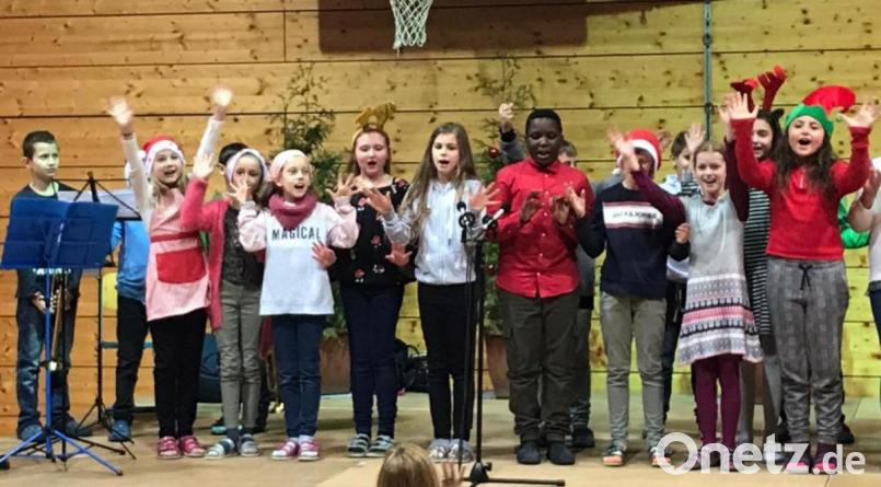 Allerhand geboten ist auf dem Weihnachtsmarkt der Freudenberger Schule. Einen gelungenen Beitrag bietet auf der Turnhallenbühne die Klasse 4a mit ihrem Sprechstück „Weihnachtshektik“. Bild: u