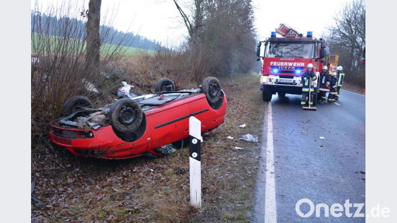 Der rote Seat Ibiza landete im angrenzenden Straßengraben auf dem Dach, nachdem er sich überschlagen hatte. Nach Mitteilung der PI Waldsassen ist die Unfallursache unbekannt. Bild: jr
