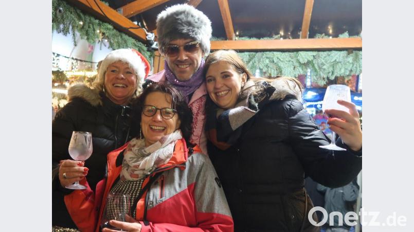 Die Gläser hoch! Wohl Traum einer jeden Frau: Sich einmal im Leben an Johnny Golds Heldenbrust schmiegen dürfen. Bild: Kunz