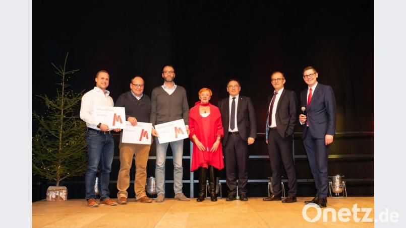 Die glücklichen Gewinner der Tombola mit den Verantwortlichen der Bauunternehmung: (von links) Michael Kersten, Günther Pötzl, Enrico Kaiser, Stiftungsratsvorsitzende Irene Markgraf, die Geschäftsführer Liborius Gräßmann und Thomas Löw sowie Geschäftsführender Stiftungsvorstand Florian Prosch. Bild: Markgraf GmbH/exb