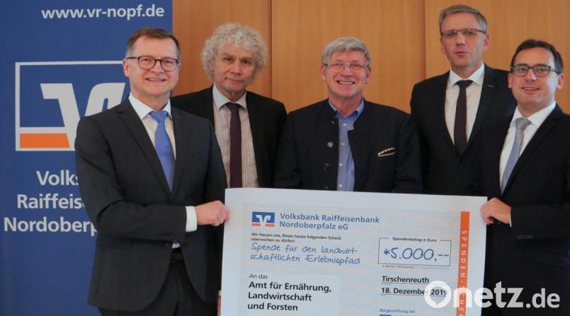 Volksbank-Raiffeisenbank-Vorstandssprecher Bernhard Wolf (Zweiter von rechts), sein Stellvertreter Thomas Ludwig (rechts) und der Chef der Filiale Tirschenreuth, Helmut Wolfrum (links), überreichten den symbolischen Scheck an Landrat Wolfgang Lippert und Landwirtschaftsdirektor Wolfgang Wenisch (Zweiter und Dritter von links). Bild: tr