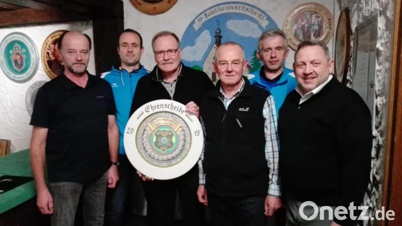 1. Schützenmeister Werner Wendl freute sich mit Alexander Rösl, dem Scheibenspender Karl-Heinz Bösl, Norbert Bösl, Markus Bauer und dem 2. Schützenmeister Uwe Friedrich (von links) über einen gelungenen Abend. Bild: ufh